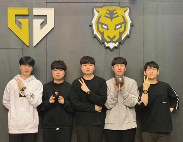 里的巅峰尾 里的巅峰尾